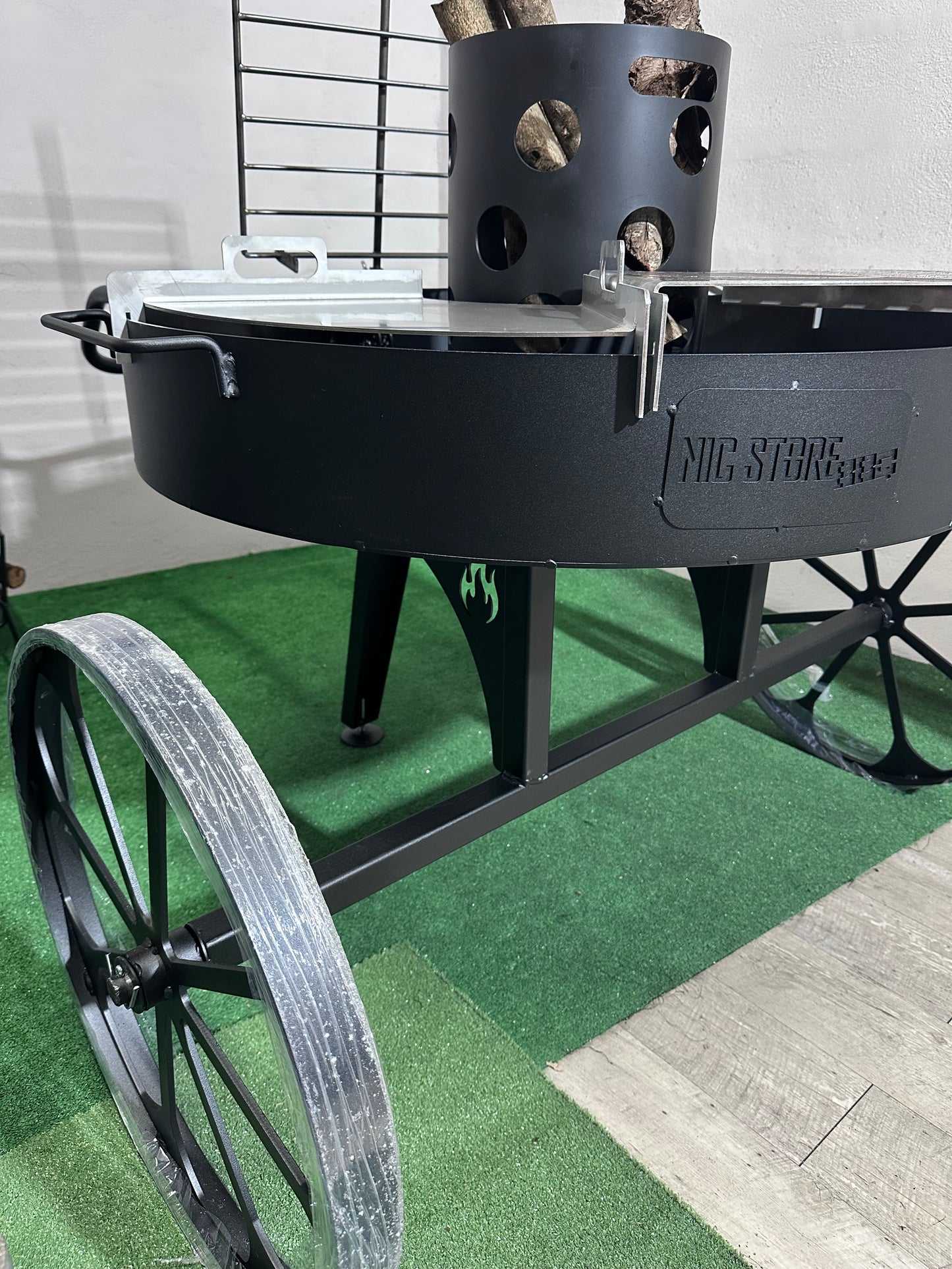 Fogonero CARRO MEDIEVAL Barbacoa con Parrilla Laser+ Plancha bifera + Leñero + Asador Libro. Paellero de Jardín