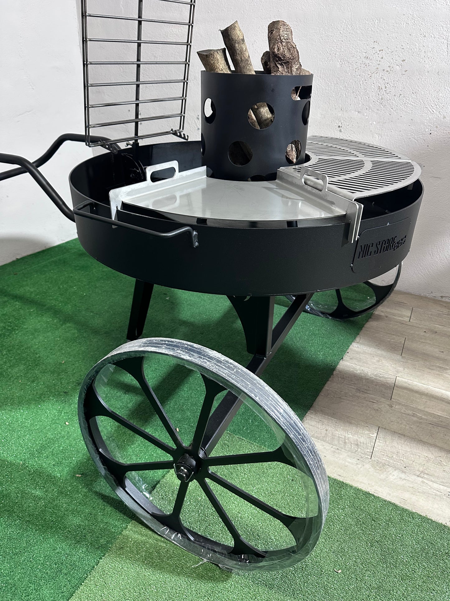 Fogonero CARRO MEDIEVAL Barbacoa con Parrilla Laser+ Plancha bifera + Leñero + Asador Libro. Paellero de Jardín