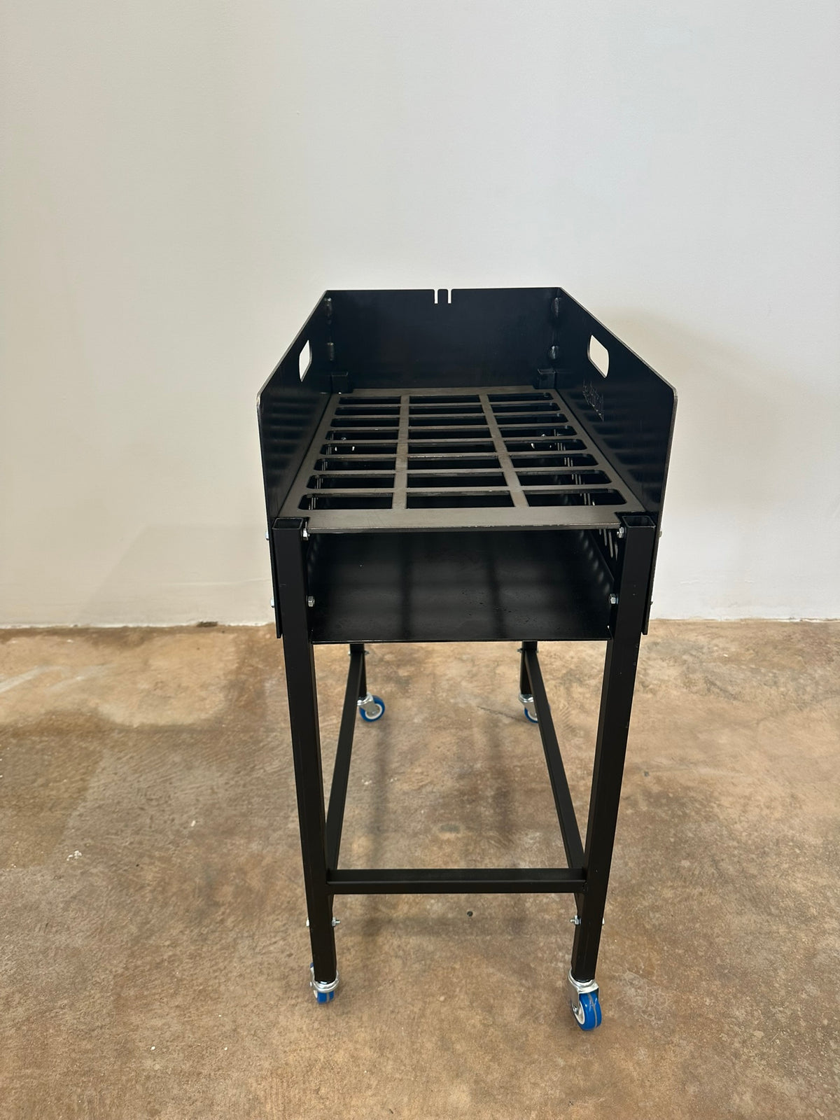 Brasero/Leñero Individual con ruedas + Asador Libro 50x35cm