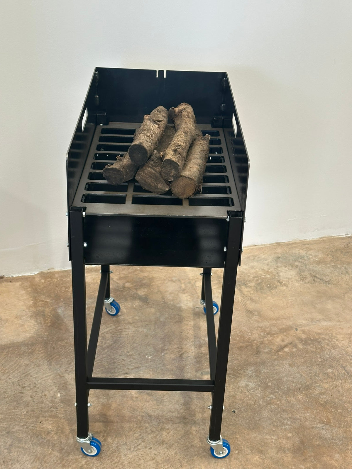 Brasero/Leñero Individual con ruedas + Asador Libro 50x35cm